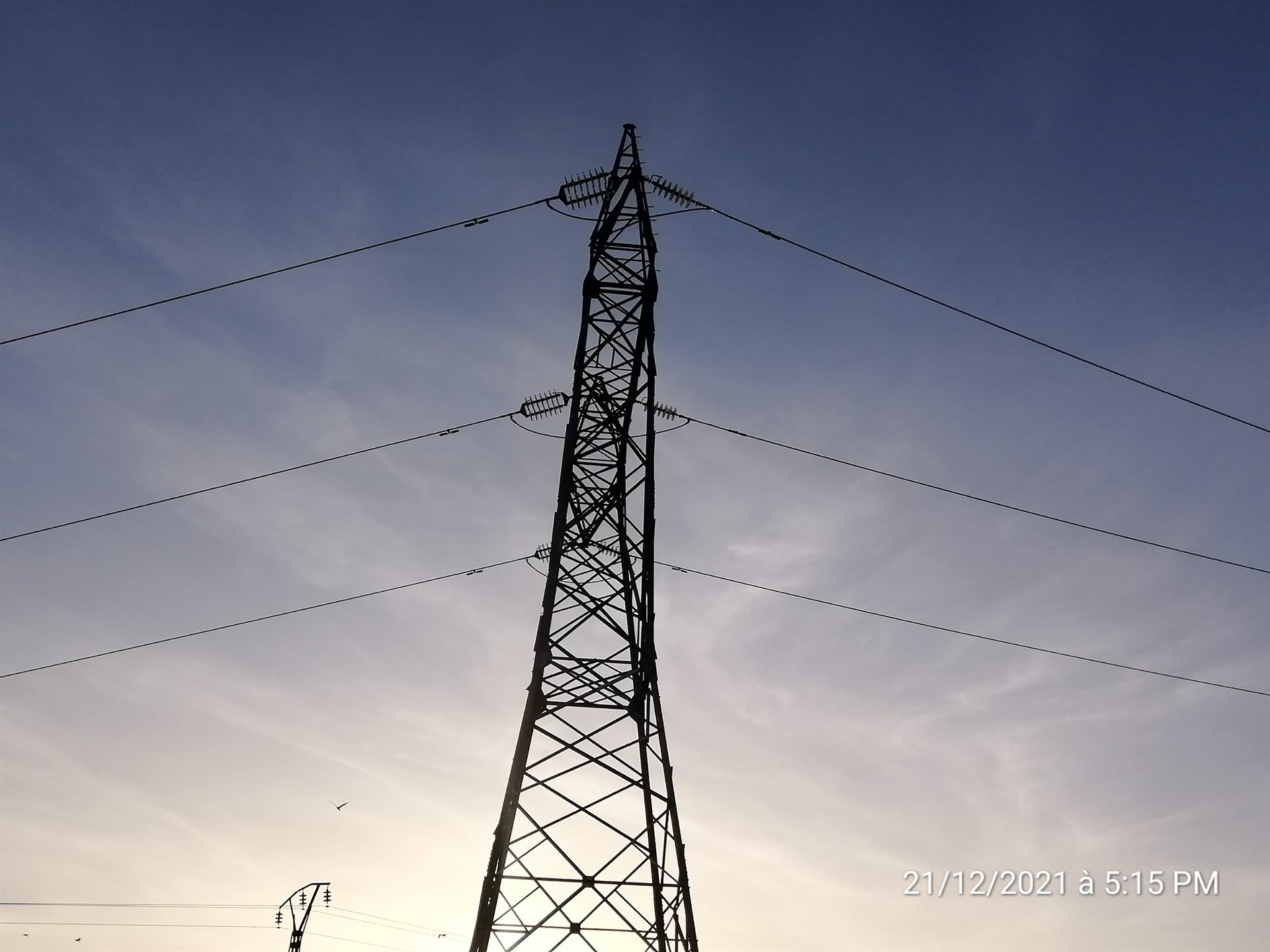 Ligne haute tension au crépuscule